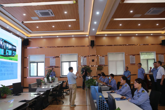 县人大领导莅临公交公司调研